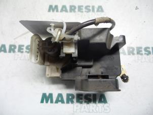 Begagnade Dörrlåsmekanism, 4-dörrars, vänster fram Fiat Palio Weekend (178D) 1.7 TD 70 Pris € 25,00 Marginaltabell erbjuds av Maresia Parts