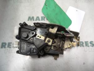 Begagnade Dörrlåsmekanism, 4-dörrars, vänster bak Peugeot 605 (6B) 2.1 TD 12V Pris € 25,00 Marginaltabell erbjuds av Maresia Parts