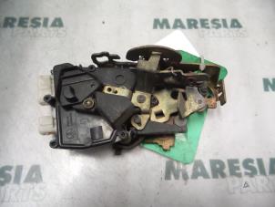 Begagnade Dörrlåsmekanism, 4-dörrars, vänster bak Peugeot 605 (6B) 2.0 SRi Pris € 25,00 Marginaltabell erbjuds av Maresia Parts