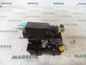 Gebruikte Portierslot Mechaniek 2Deurs links Renault Kangoo Express (FC) 1.9 D 65 Prijs € 30,25 Inclusief btw aangeboden door Maresia Parts