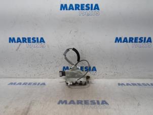 Begagnade Dörrlåsmekanism, 4-dörrars, vänster fram Peugeot 208 II (UB/UH/UP) 1.2 Vti 12V PureTech 100 Pris € 40,00 Marginaltabell erbjuds av Maresia Parts
