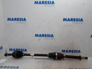 Begagnade Drivaxel, höger fram Renault Clio III (BR/CR) 1.2 16V TCe 100 Pris € 50,00 Marginaltabell erbjuds av Maresia Parts