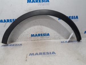 Gebruikte Sierstrip Renault Captur (2R) 1.2 TCE 16V EDC Prijs € 45,00 Margeregeling aangeboden door Maresia Parts