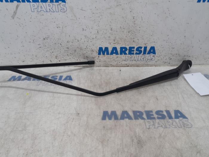 Främre torkararm från en Renault Scénic III (JZ) 1.4 16V TCe 130 2010