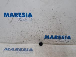 Begagnade AUX/USB-anslutning Peugeot 208 I (CA/CC/CK/CL) 1.2 Vti 12V PureTech 82 Pris € 10,00 Marginaltabell erbjuds av Maresia Parts