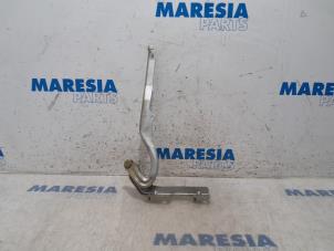 Begagnade Gångjärn, motorhuv Peugeot 207 CC (WB) 1.6 16V THP Pris € 14,95 Marginaltabell erbjuds av Maresia Parts