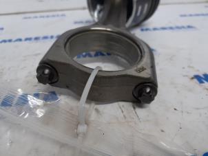 Gebruikte Drijfstang Peugeot 2008 (CU) 1.6 e-HDi FAP Prijs € 50,00 Margeregeling aangeboden door Maresia Parts