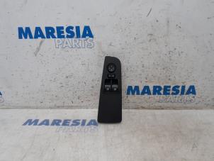 Używane Przelacznik combi okienny Fiat Grande Punto (199) 1.3 JTD Multijet 16V 85 Actual Cena € 35,00 Procedura marży oferowane przez Maresia Parts