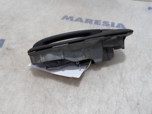 Begagnade Dörrhandtag, 2-dörrars, höger Renault Trafic New (FL) 2.5 dCi 16V 135 Pris € 30,25 Inklusive moms erbjuds av Maresia Parts