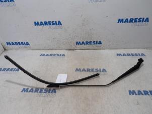 Begagnade Främre torkararm Renault Scénic III (JZ) 2.0 16V CVT Pris € 15,00 Marginaltabell erbjuds av Maresia Parts