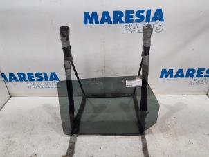 Begagnade Dörrfönster, 4-dörrars, vänster bak Peugeot 308 SW (L4/L9/LC/LJ/LR) 2.0 BlueHDi 150 16V Pris € 30,00 Marginaltabell erbjuds av Maresia Parts