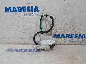 Używane Mechanizm blokady drzwi prawych przednich wersja 4-drzwiowa Alfa Romeo 159 (939AX) 1.9 JTS 16V Cena € 35,00 Procedura marży oferowane przez Maresia Parts