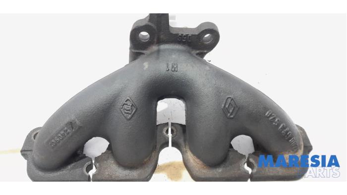 Avgasgrenrör från en Renault Clio III (BR/CR) 1.2 16V TCe 100 2008