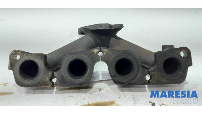 Avgasgrenrör från en Renault Clio III (BR/CR) 1.2 16V TCe 100 2008