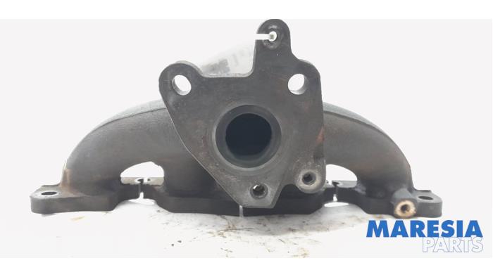 Avgasgrenrör från en Renault Clio III (BR/CR) 1.2 16V TCe 100 2008