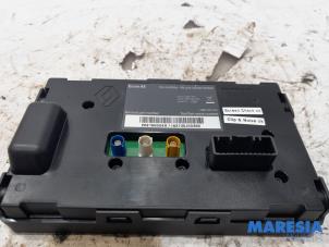 Gebruikte Navigatie Display Renault Clio III Estate/Grandtour (KR) 1.2 16V 75 Prijs € 119,99 Margeregeling aangeboden door Maresia Parts