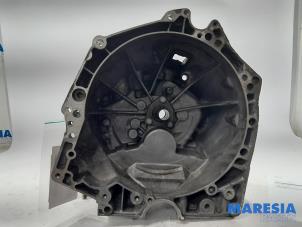 Używane Korpus skrzyni biegów Peugeot 2008 (CU) 1.2 12V e-THP PureTech 110 Cena € 60,00 Procedura marży oferowane przez Maresia Parts
