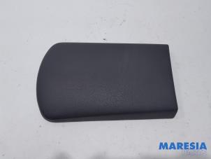 Gebruikte Armleuning Peugeot 3008 I (0U/HU) 1.6 16V THP 155 Prijs € 60,00 Margeregeling aangeboden door Maresia Parts