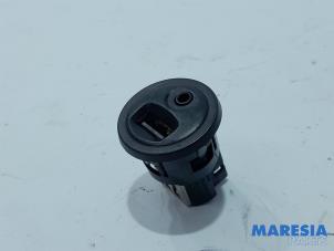 Begagnade AUX/USB-anslutning Peugeot 208 I (CA/CC/CK/CL) 1.6 Blue HDi 100 Pris € 14,99 Marginaltabell erbjuds av Maresia Parts