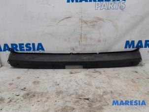 Begagnade Bakre stötfångare, mittenkomponent Renault Master III (MA/MB/MC/MD/MH/MF/MG/MH) 2.3 dCi 150 16V Pris € 90,75 Inklusive moms erbjuds av Maresia Parts