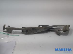 Begagnade Gångjärn, motorhuv Peugeot 207 CC (WB) 1.6 16V Pris € 14,95 Marginaltabell erbjuds av Maresia Parts