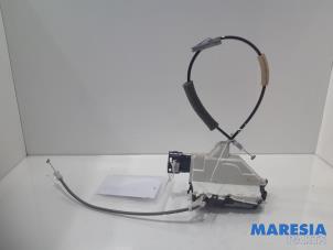 Begagnade Dörrlåsmekanism, 4-dörrars, vänster bak Citroen C4 Cactus (0B/0P) 1.2 PureTech 82 12V Pris € 40,00 Marginaltabell erbjuds av Maresia Parts