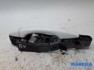 Używane Uchwyt drzwi prawych przednich wersja 4-drzwiowa Citroen DS4 (NX) 1.6 16V VTi 120 Cena € 35,00 Procedura marży oferowane przez Maresia Parts