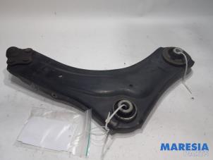 Używane Wahacz zawieszenia dolny lewy przód Renault Scénic III (JZ) 2.0 16V CVT Cena € 35,00 Procedura marży oferowane przez Maresia Parts