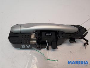 Begagnade Dörrhandtag, 4-dörrars, höger fram Renault Scénic III (JZ) 2.0 16V CVT Pris € 25,00 Marginaltabell erbjuds av Maresia Parts