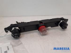 Gebruikte Schakelaar Paniekverlichting Fiat 500 (312) 1.2 Prijs € 15,00 Margeregeling aangeboden door Maresia Parts