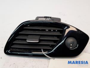 Używane Kratka wentylacyjna deski rozdzielczej Renault Scénic III (JZ) 1.5 dCi 110 Cena € 12,50 Procedura marży oferowane przez Maresia Parts