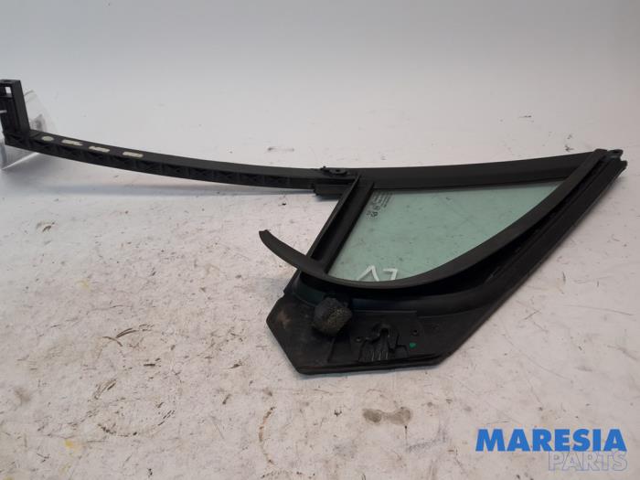 Sidofönster, vänster fram från en Peugeot 208 I (CA/CC/CK/CL) 1.2 Vti 12V PureTech 82 2013