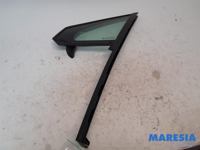 Sidofönster, vänster fram från en Peugeot 208 I (CA/CC/CK/CL) 1.2 Vti 12V PureTech 82 2013