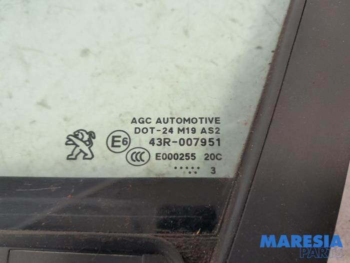 Sidofönster, vänster fram från en Peugeot 208 I (CA/CC/CK/CL) 1.2 Vti 12V PureTech 82 2013