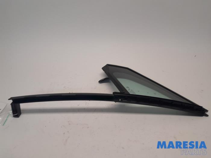 Sidofönster, vänster fram från en Peugeot 208 I (CA/CC/CK/CL) 1.2 Vti 12V PureTech 82 2014