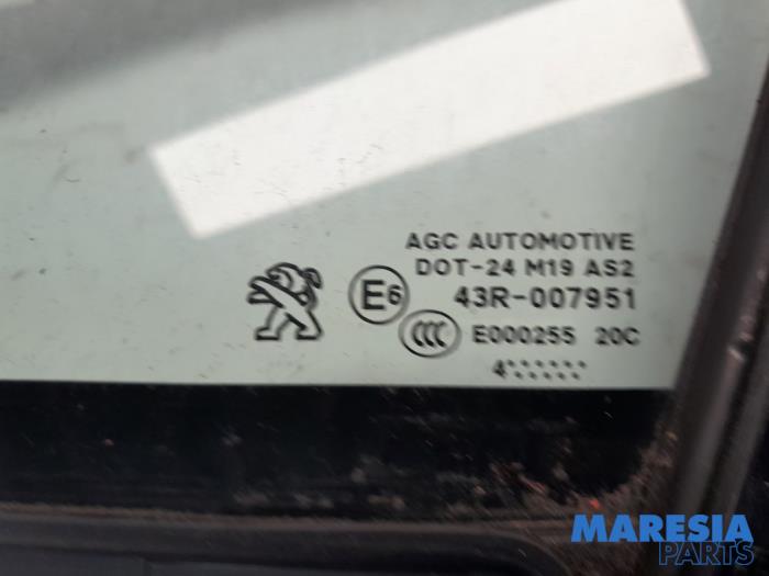Sidofönster, vänster fram från en Peugeot 208 I (CA/CC/CK/CL) 1.2 Vti 12V PureTech 82 2014