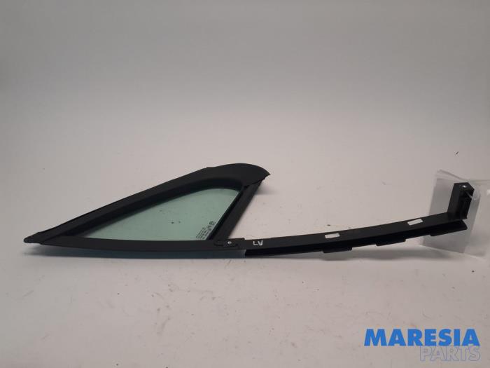 Sidofönster, vänster fram från en Peugeot 208 I (CA/CC/CK/CL) 1.2 Vti 12V PureTech 82 2014