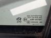 Sidofönster, vänster fram från en Peugeot 208 I (CA/CC/CK/CL) 1.2 Vti 12V PureTech 82 2014