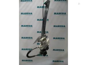 Gebruikte Ruitmechaniek 4Deurs rechts-voor Peugeot 407 (6D) 1.8 16V Prijs € 60,00 Margeregeling aangeboden door Maresia Parts