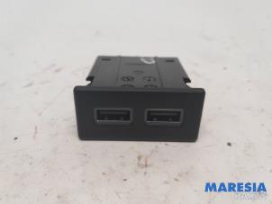 Gebruikte AUX/USB aansluiting Alfa Romeo Stelvio (949) 2.0 T 16V Q4 Prijs € 85,00 Margeregeling aangeboden door Maresia Parts