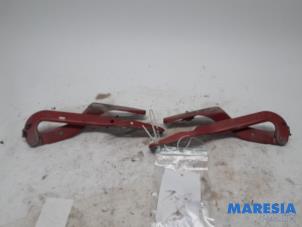 Gebruikte Motorkap Scharnier Peugeot 307 CC (3B) 2.0 16V Prijs € 30,00 Margeregeling aangeboden door Maresia Parts