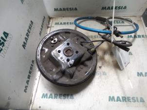 Gebruikte Fusee links-achter Renault Clio III (BR/CR) 1.2 16V 75 Prijs € 50,00 Margeregeling aangeboden door Maresia Parts