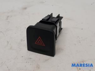 Gebruikte Paniekverlichtings Schakelaar Renault Kadjar (RFEH) 1.6 TCE 165 Prijs € 10,00 Margeregeling aangeboden door Maresia Parts