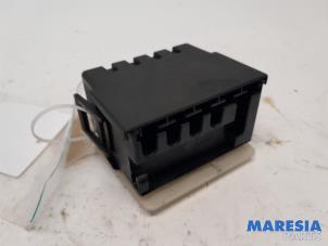 Używane Skrzynka bezpieczników Peugeot 207 CC (WB) 1.6 16V Cena € 25,00 Procedura marży oferowane przez Maresia Parts