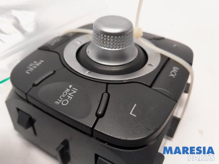 Kontrollenhet, multimedia från en Renault Grand Scénic III (JZ) 2.0 16V CVT 2009