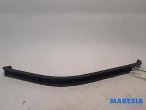 Begagnade Skena, skjutdörr, höger Peugeot Partner (EF/EU) 1.5 BlueHDi 100 Pris € 90,75 Inklusive moms erbjuds av Maresia Parts