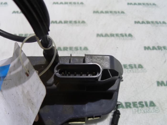 Dörrlåsmekanism, 4-dörrars, vänster bak från en Renault Laguna II Grandtour (KG) 1.8 16V 2002