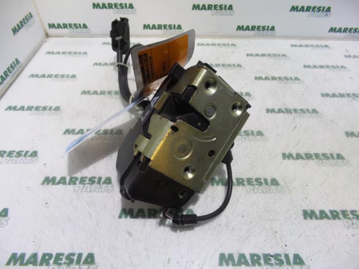 Dörrlåsmekanism, 4-dörrars, vänster bak från en Renault Laguna II Grandtour (KG) 1.8 16V 2002