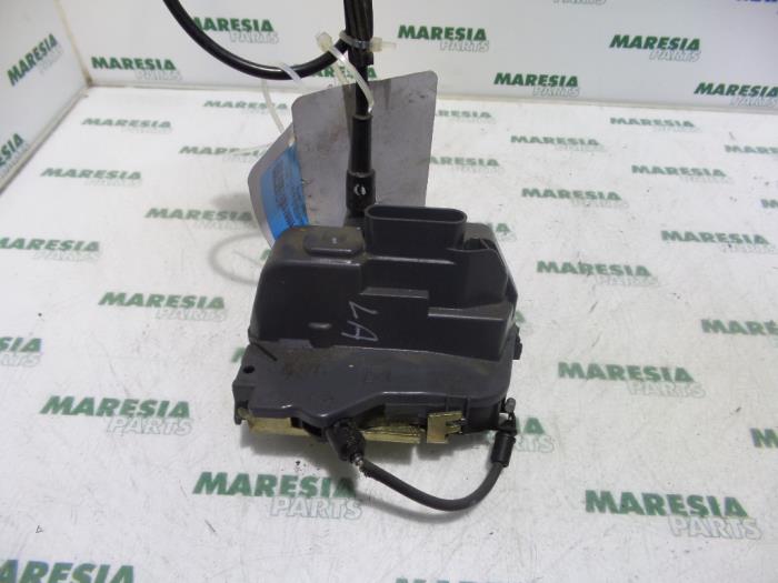 Dörrlåsmekanism, 4-dörrars, vänster bak från en Renault Laguna II (BG) 2.0 16V IDE 2002