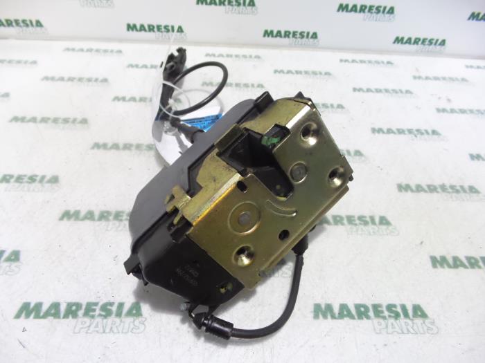 Dörrlåsmekanism, 4-dörrars, vänster bak från en Renault Laguna II (BG) 2.0 16V IDE 2002